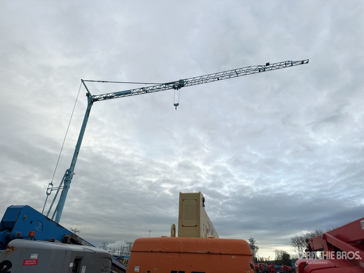 POTAIN IGO32 Tri/A Mobile self-erecting tower crane / 4400 MTH! - Tower crane: picture 4 POTAIN IGO32 Tri/A Mobile self-erecting tower crane / 4400 MTH! - Tower crane: picture 4