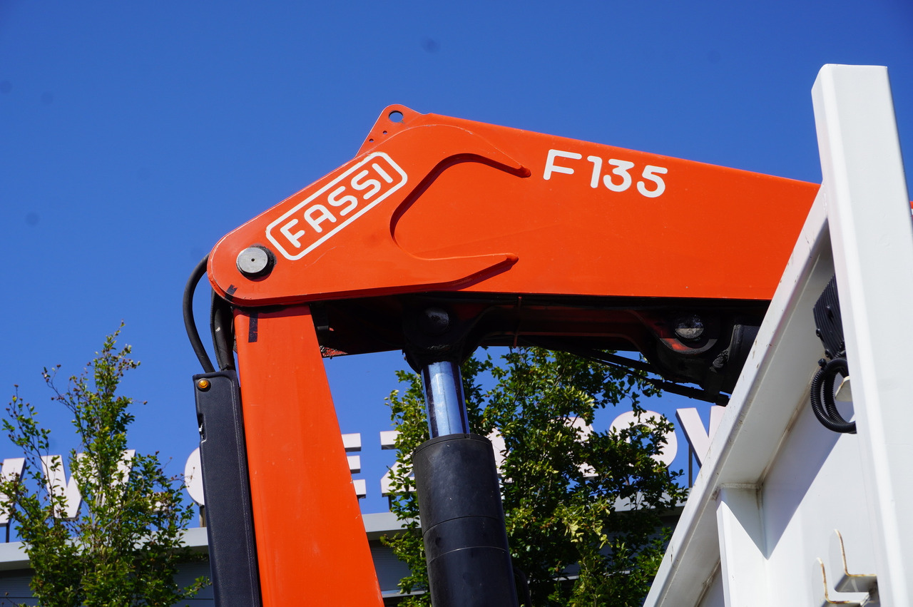 Dropside/ Flatbed truck, Crane truck RENAULT C280 DTI 8 / FASSI crane 5.6 T / range 8 m / Flatbed 15 EPAL: picture 13 Dropside/ Flatbed truck, Crane truck RENAULT C280 DTI 8 / FASSI crane 5.6 T / range 8 m / Flatbed 15 EPAL: picture 13