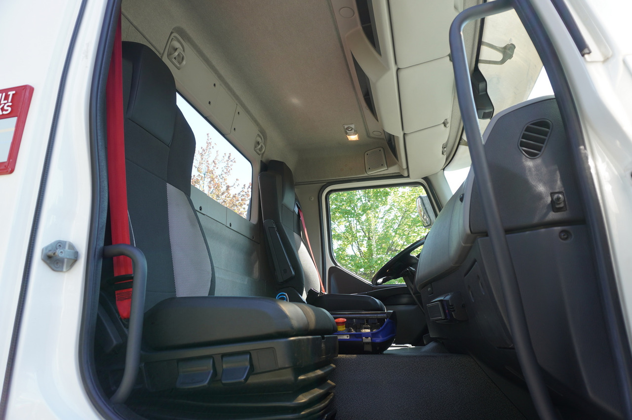 Dropside/ Flatbed truck, Crane truck RENAULT C280 DTI 8 / FASSI crane 5.6 T / range 8 m / Flatbed 15 EPAL: picture 25 Dropside/ Flatbed truck, Crane truck RENAULT C280 DTI 8 / FASSI crane 5.6 T / range 8 m / Flatbed 15 EPAL: picture 25