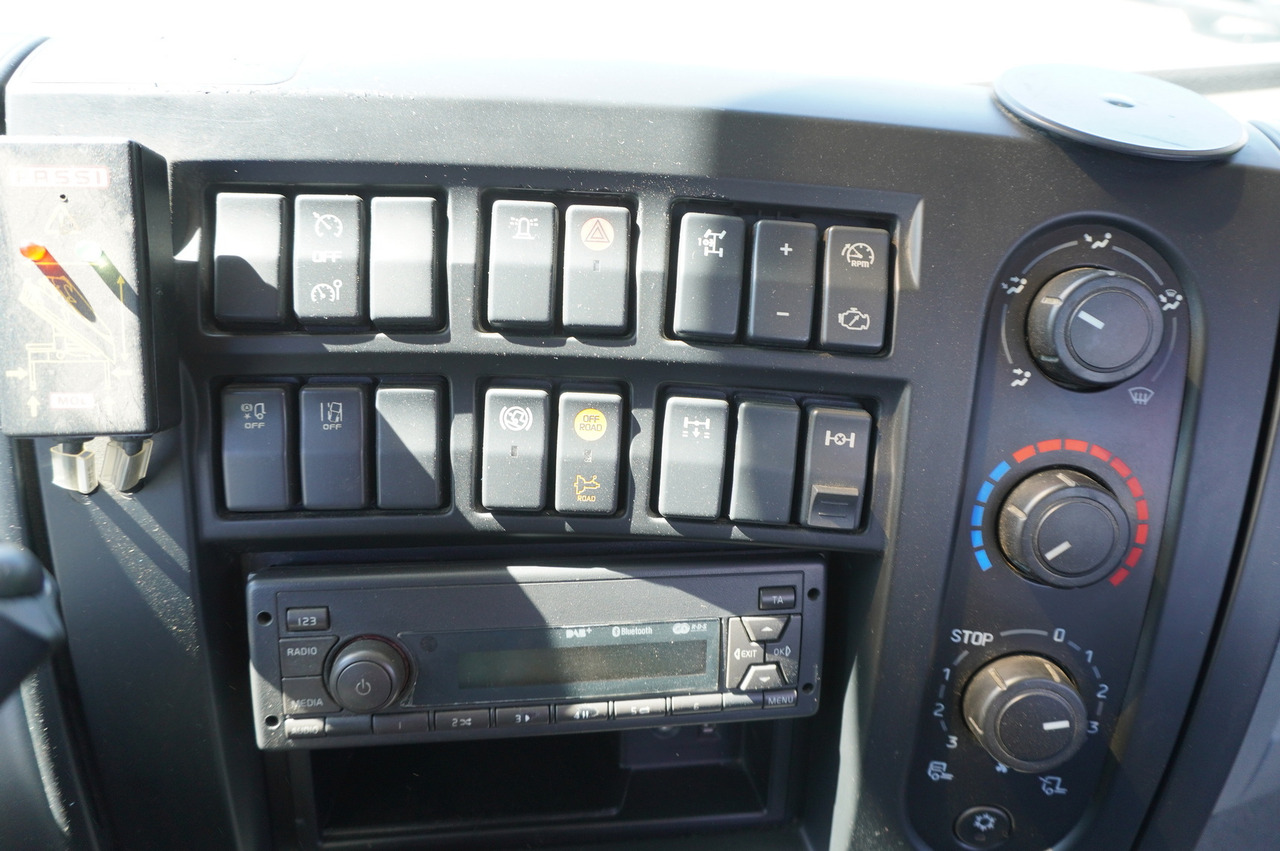 Dropside/ Flatbed truck, Crane truck RENAULT C320 P 4x2 / FASSI crane 6.2 T / range 10 m / Flatbed 15 EPAL / 50 tho. km!: picture 17