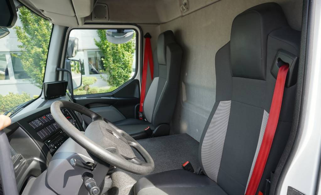 Box truck RENAULT D12 E6 / Container 18 pallets / tail lift: picture 10