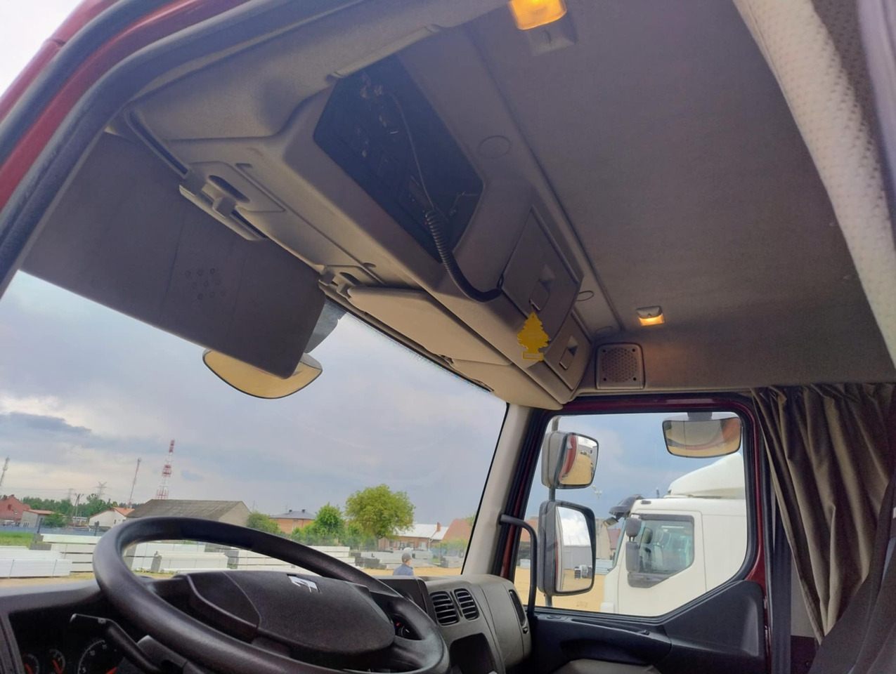 RENAULT Midlum 300 / Curtain 18 EPAL / Sleeping cab - Curtainsider truck: picture 5 RENAULT Midlum 300 / Curtain 18 EPAL / Sleeping cab - Curtainsider truck: picture 5