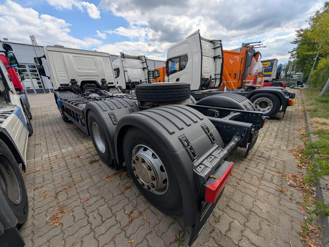 SCANIA P 340 B6x2*4NA / chassis frame / steering axle / CNG - Garbage truck: picture 4 SCANIA P 340 B6x2*4NA / chassis frame / steering axle / CNG - Garbage truck: picture 4