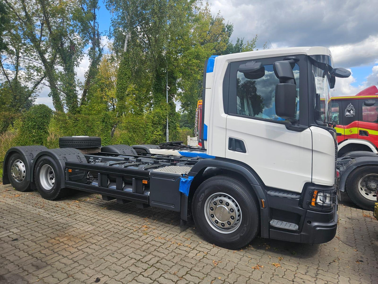 SCANIA P 340 B6x2*4NA / chassis frame / steering axle / CNG - Garbage truck: picture 3 SCANIA P 340 B6x2*4NA / chassis frame / steering axle / CNG - Garbage truck: picture 3
