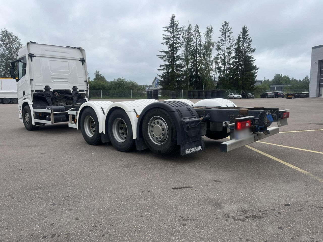 SCANIA R560 B8x4*4 / Chassis / sleeper cab / Power take-off - Crane truck: picture 2 SCANIA R560 B8x4*4 / Chassis / sleeper cab / Power take-off - Crane truck: picture 2