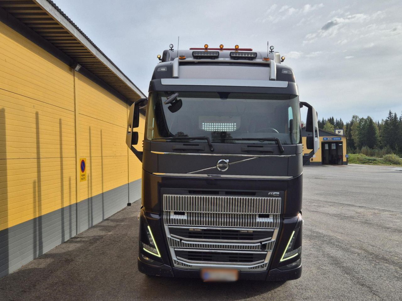 VOLVO FH 750 8x4 / 2 lifted axles / timber truck - Cab chassis truck: picture 5 VOLVO FH 750 8x4 / 2 lifted axles / timber truck - Cab chassis truck: picture 5