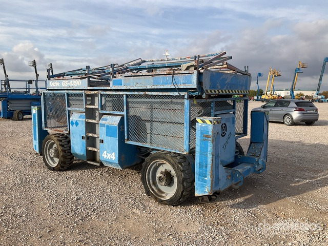 2001 Genie GS4390RT 4x4 Diesel Scissor Lift - Scissor lift: picture 2 2001 Genie GS4390RT 4x4 Diesel Scissor Lift - Scissor lift: picture 2