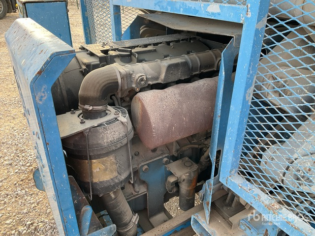 2001 Genie GS4390RT 4x4 Diesel Scissor Lift - Scissor lift: picture 4 2001 Genie GS4390RT 4x4 Diesel Scissor Lift - Scissor lift: picture 4