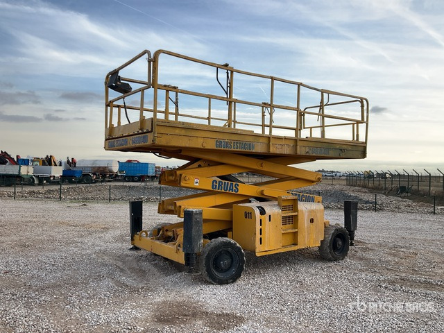 2006 Haulotte H12SXL 4x4 Diesel Scissor Lift - Scissor lift: picture 2 2006 Haulotte H12SXL 4x4 Diesel Scissor Lift - Scissor lift: picture 2