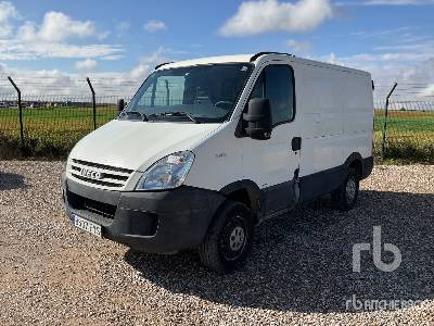 IVECO 35S10 4x2 - Box truck: picture 1 IVECO 35S10 4x2 - Box truck: picture 1