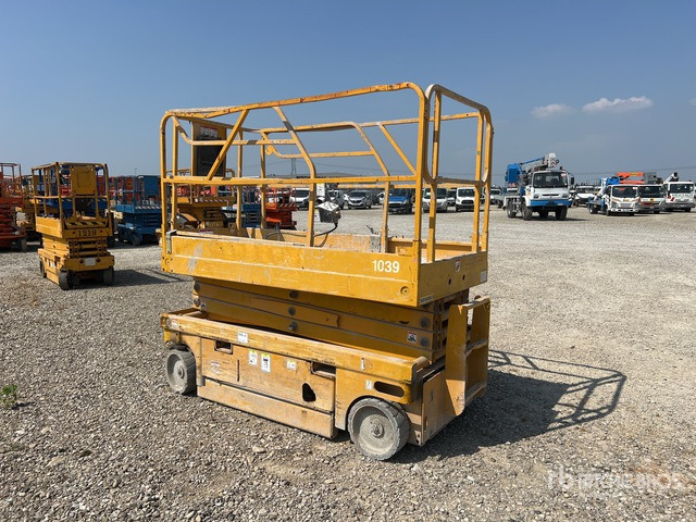 2006 Haulotte Compact 10 Electric (Inoperable) Scissor Lift - Scissor lift: picture 3 2006 Haulotte Compact 10 Electric (Inoperable) Scissor Lift - Scissor lift: picture 3