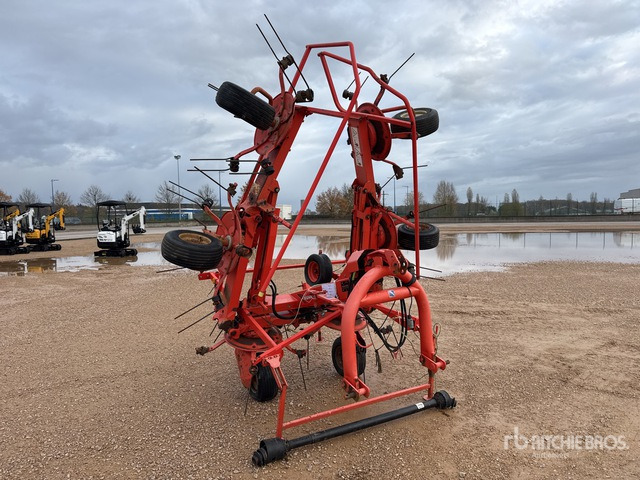 2010 Kuhn GF5902 5.9 m 3-Point 6 Rotor Faneuse Hay Tedder - Tedder/ Rake: picture 1 2010 Kuhn GF5902 5.9 m 3-Point 6 Rotor Faneuse Hay Tedder - Tedder/ Rake: picture 1