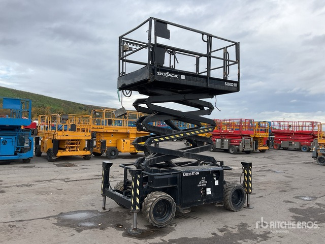 Scissor lift 2007 Skyjack SJ6832RT 4x4 Diesel Scissor Lift: picture 1
