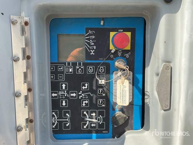 2006 Genie Z135/70 4WD Diesel Articulating Boom Lift - Articulated boom: picture 4 2006 Genie Z135/70 4WD Diesel Articulating Boom Lift - Articulated boom: picture 4