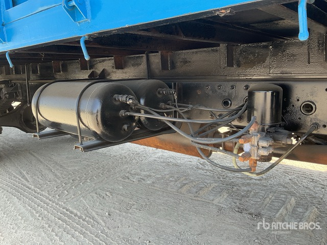 2010 FAW 1120P9K2L3E 4x2 Flatbed Truck - Dropside/ Flatbed truck: picture 5 2010 FAW 1120P9K2L3E 4x2 Flatbed Truck - Dropside/ Flatbed truck: picture 5