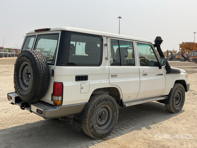 2011 Toyota Land Cruiser LX 76R 4x4 SUV - SUV: picture 4 2011 Toyota Land Cruiser LX 76R 4x4 SUV - SUV: picture 4