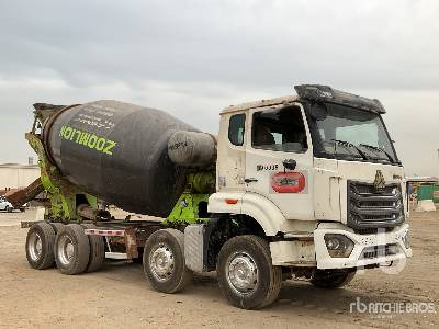 CNHTC SINO HOWO 8x4 Twin-Steer - Concrete mixer truck: picture 4 CNHTC SINO HOWO 8x4 Twin-Steer - Concrete mixer truck: picture 4
