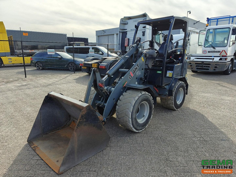 Giant V452T 3585 uren - Wiellader - Landbouw Kenteken - Vangmuil - Grondbak - Non-Marking Banden - Compact track loader: picture 1 Giant V452T 3585 uren - Wiellader - Landbouw Kenteken - Vangmuil - Grondbak - Non-Marking Banden - Compact track loader: picture 1