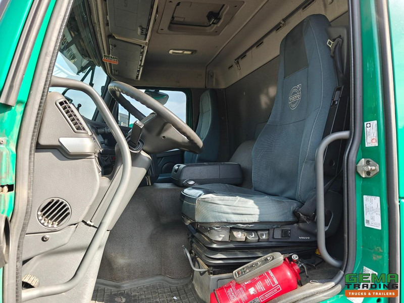 Volvo FM330 4x2 Dagcab Euro5 - KuikenBak 8.4m + Webasto Heater + Dhollandia 2000KG - Livestock truck: picture 5 Volvo FM330 4x2 Dagcab Euro5 - KuikenBak 8.4m + Webasto Heater + Dhollandia 2000KG - Livestock truck: picture 5