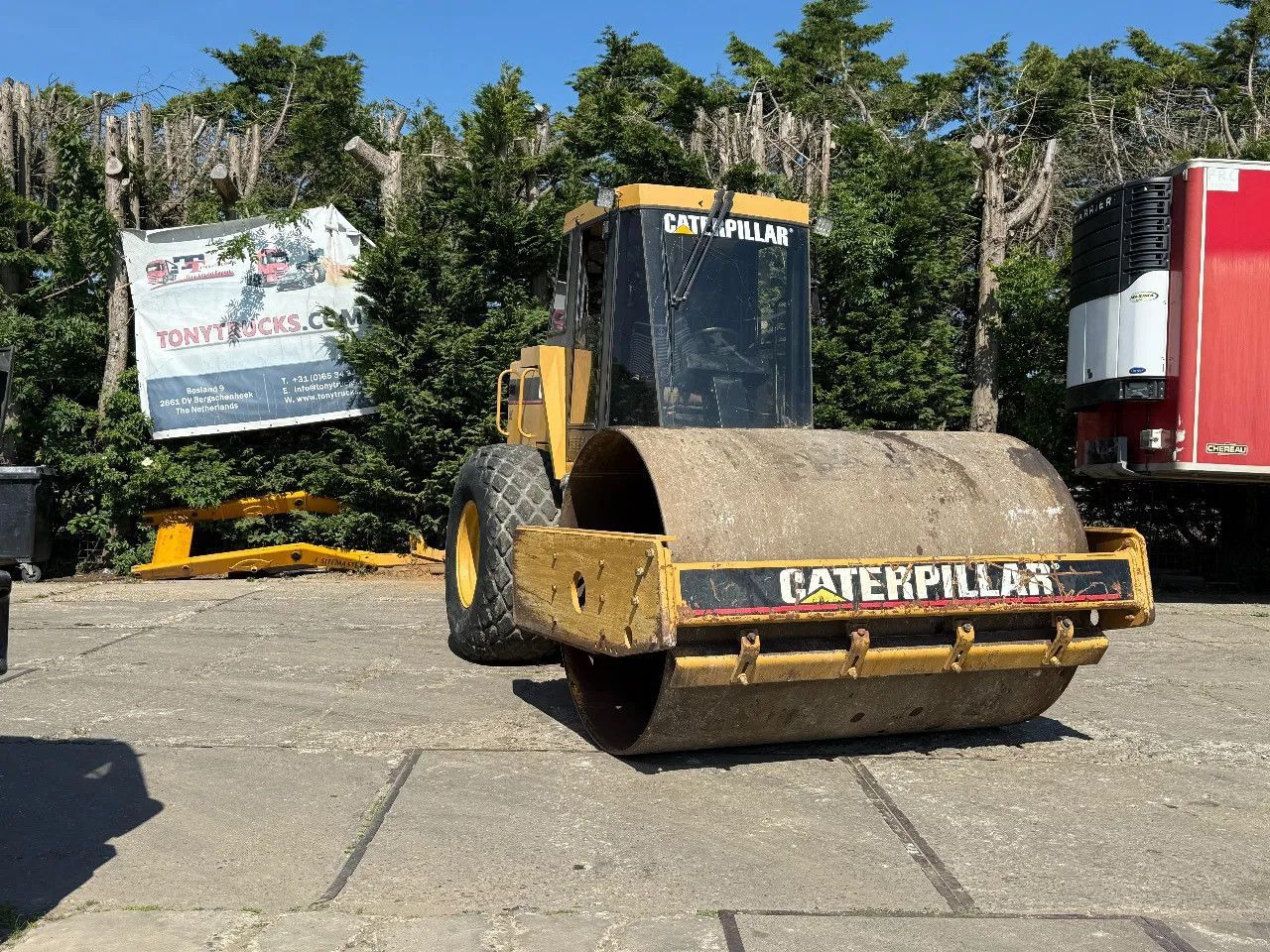 CAT CS 563 Roller with vibration - Compactor: picture 1 CAT CS 563 Roller with vibration - Compactor: picture 1