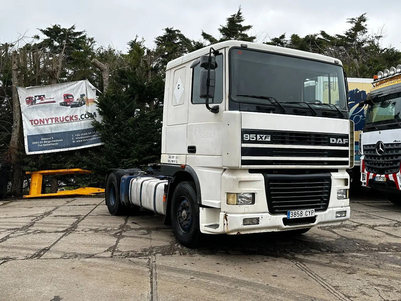 DAF XF 95.380 4X2 Tractor-unit Spring/Air ZF Manual DAF XF 95.380 4X2 Tractor-unit Spring/Air ZF Manual - Tractor unit: picture 1 DAF XF 95.380 4X2 Tractor-unit Spring/Air ZF Manual DAF XF 95.380 4X2 Tractor-unit Spring/Air ZF Manual - Tractor unit: picture 1