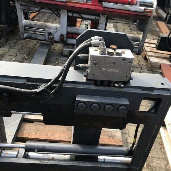 SHB-LEWA Fork positioner - Attachment for Material handling equipment: picture 4 SHB-LEWA Fork positioner - Attachment for Material handling equipment: picture 4