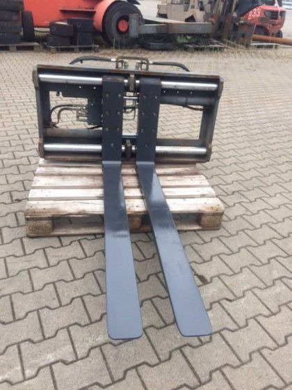 SHB-LEWA Fork positioner - Attachment for Material handling equipment: picture 2 SHB-LEWA Fork positioner - Attachment for Material handling equipment: picture 2