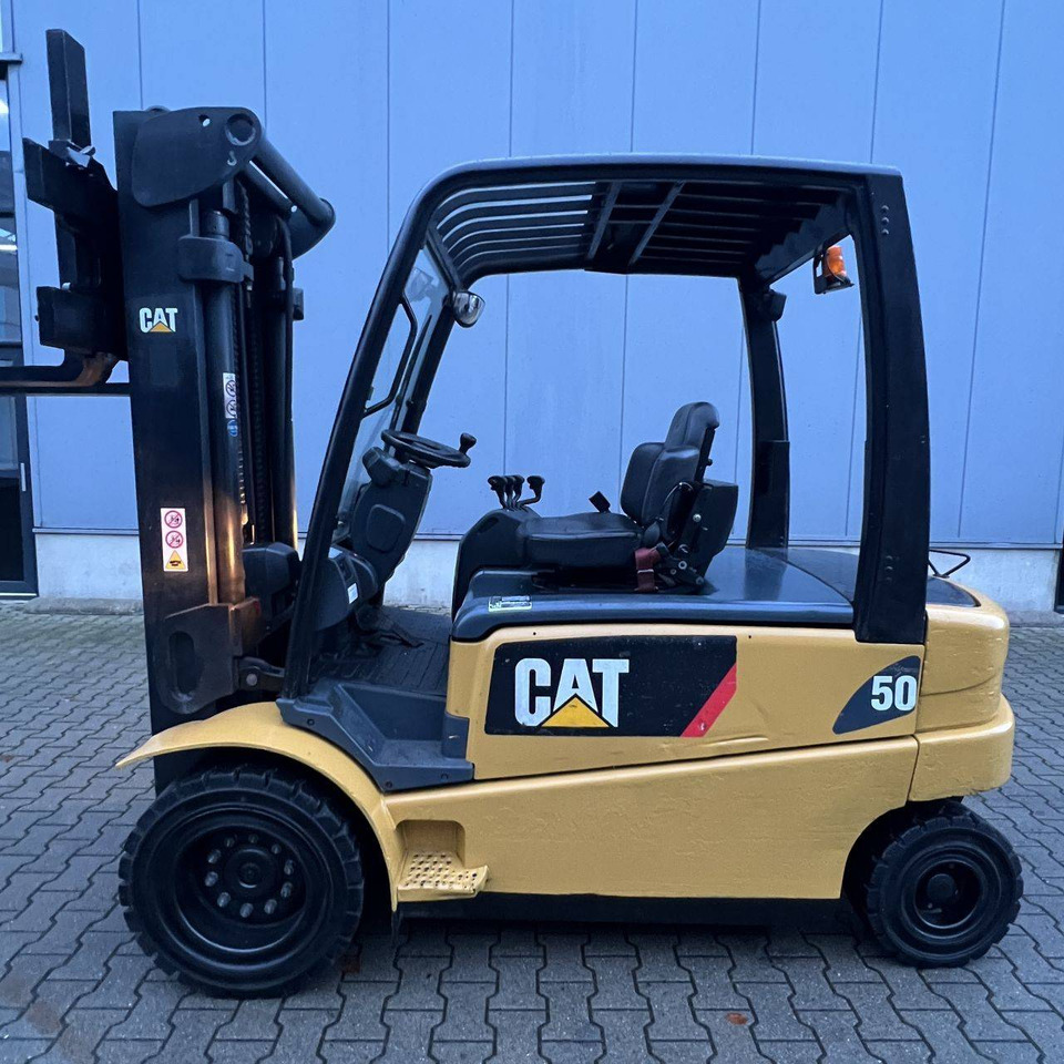 Caterpillar EP50 - Electric forklift: picture 2 Caterpillar EP50 - Electric forklift: picture 2