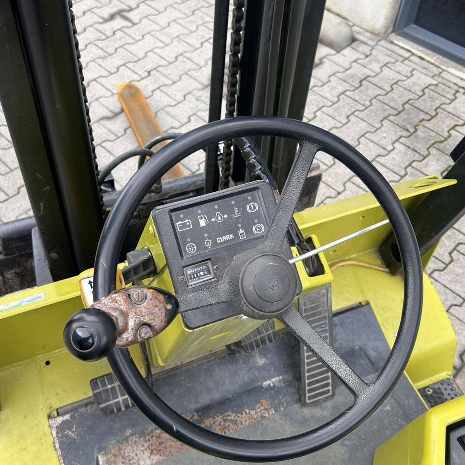 Clark GPM30 - LPG forklift: picture 4 Clark GPM30 - LPG forklift: picture 4