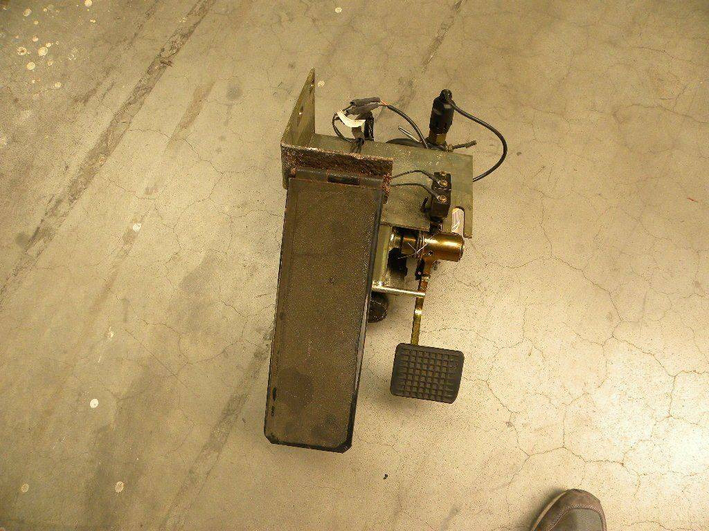 Foot console with gas and brake pedal - Pedal for Material handling equipment: picture 2 Foot console with gas and brake pedal - Pedal for Material handling equipment: picture 2