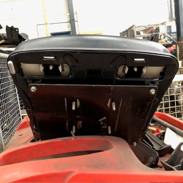 Seat for Linde P60, Series 126 - Seat for Material handling equipment: picture 4 Seat for Linde P60, Series 126 - Seat for Material handling equipment: picture 4