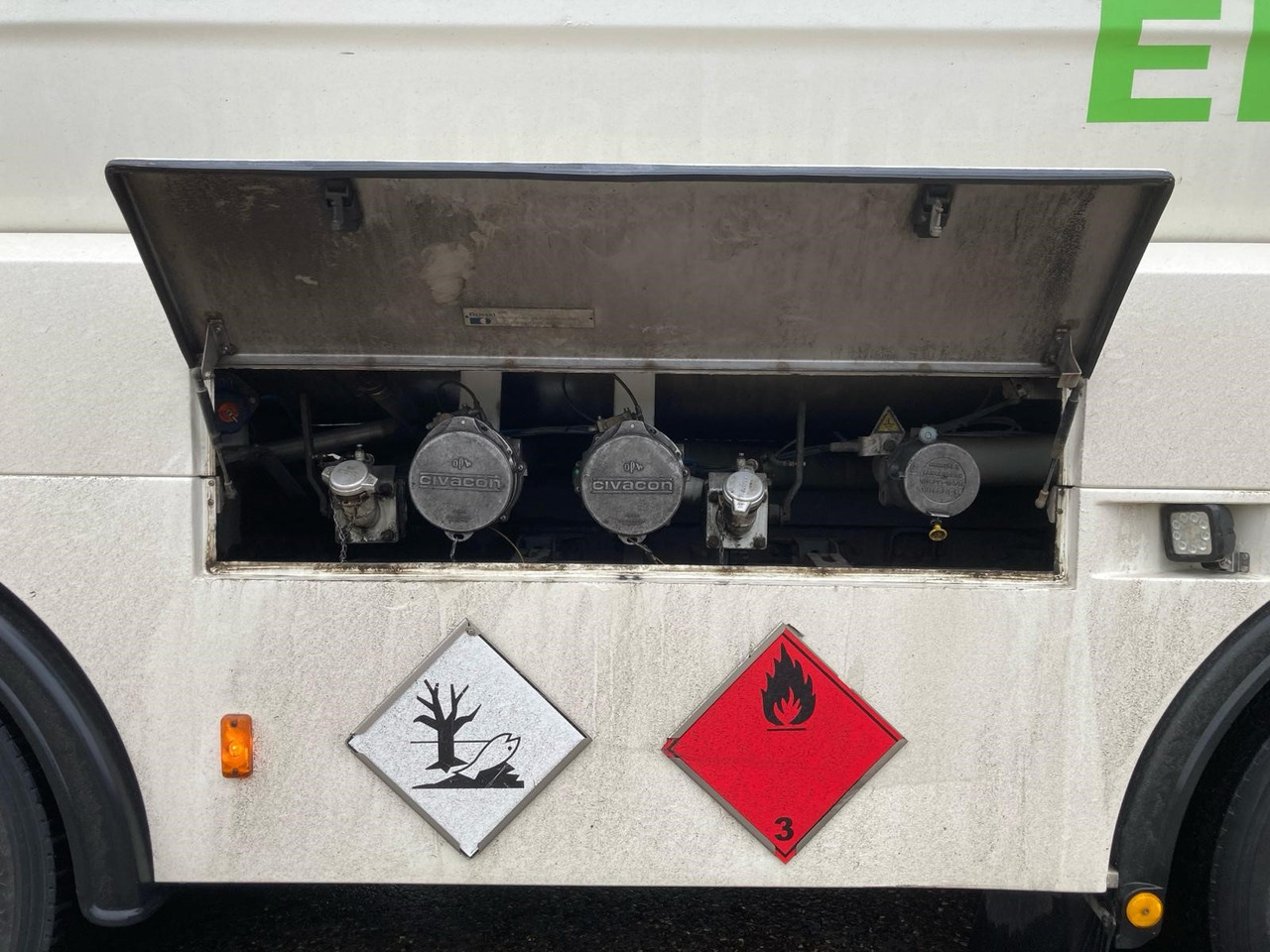 Tank truck for transportation of fuel RENAULT Lander: picture 6 Tank truck for transportation of fuel RENAULT Lander: picture 6