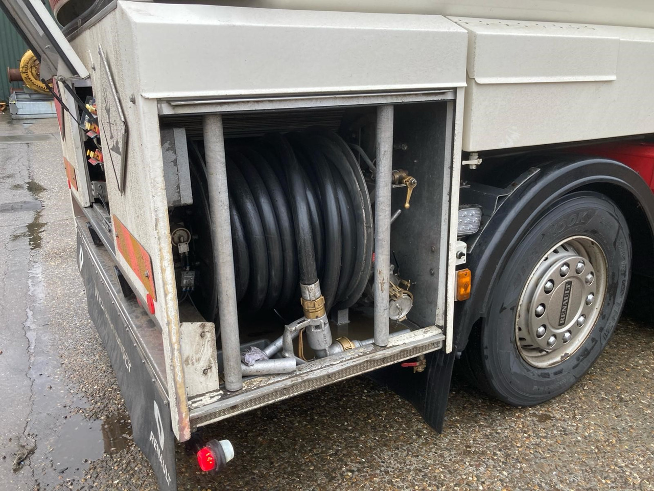 Tank truck for transportation of fuel RENAULT Lander: picture 8 Tank truck for transportation of fuel RENAULT Lander: picture 8