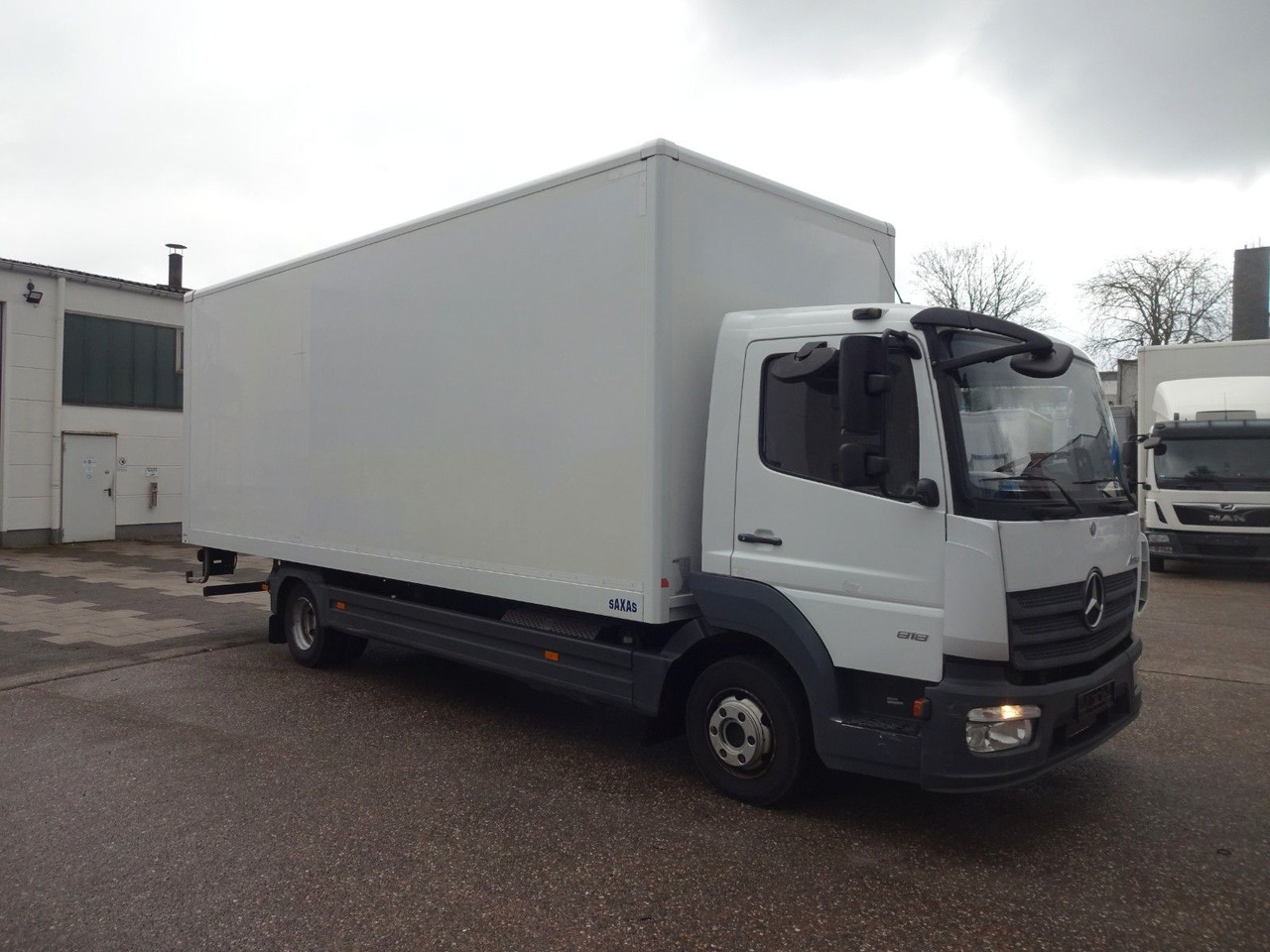 Mercedes-Benz Atego 818, Koffer mit Rolltor - Closed box van: picture 2 Mercedes-Benz Atego 818, Koffer mit Rolltor - Closed box van: picture 2