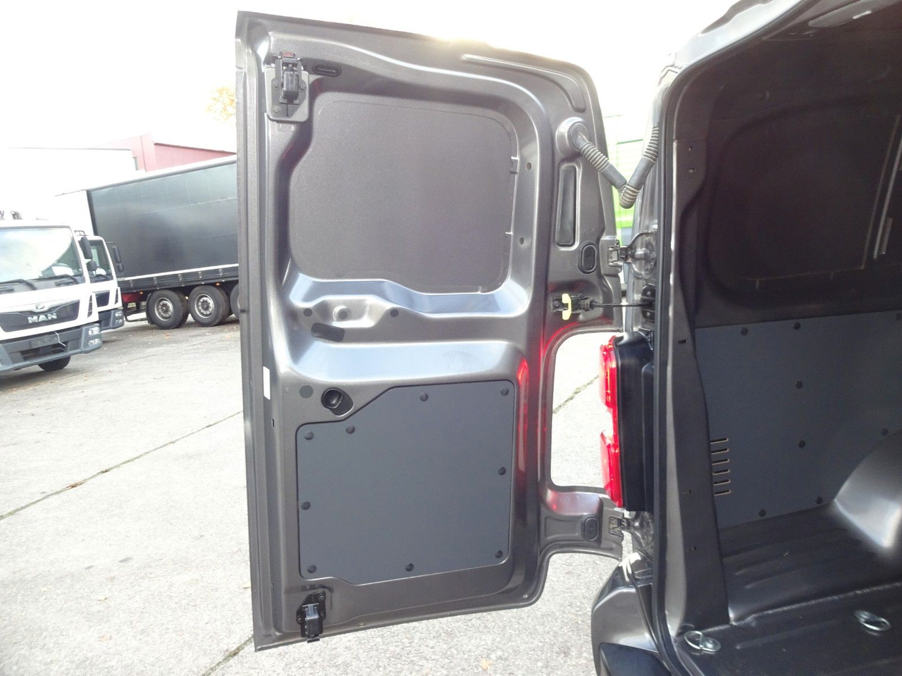 Small van, Electric van Peugeot Expert Kasten Lang, L3H1, 57 kW: picture 16