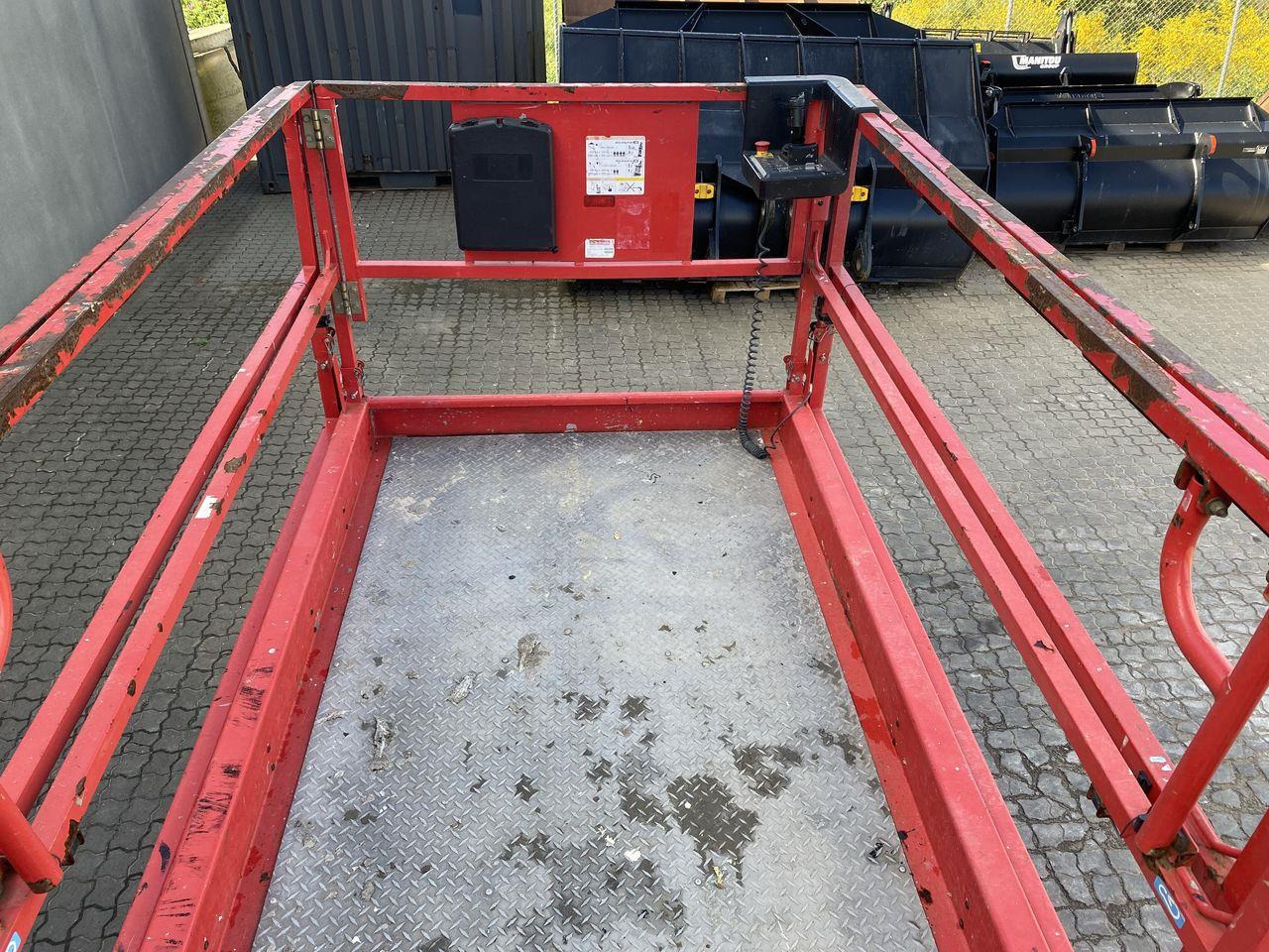 Manitou 120SC - Scissor lift: picture 3 Manitou 120SC - Scissor lift: picture 3