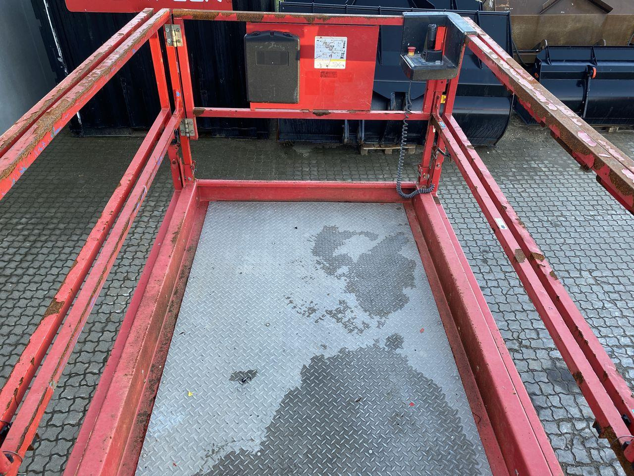 Manitou 140SC - Scissor lift: picture 3 Manitou 140SC - Scissor lift: picture 3