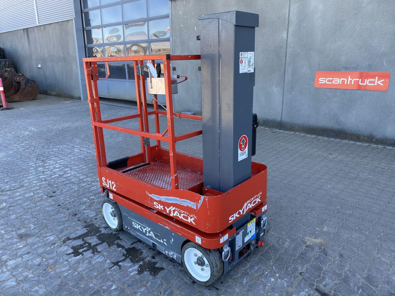 Skyjack SJ12 - Vertical mast lift: picture 2 Skyjack SJ12 - Vertical mast lift: picture 2