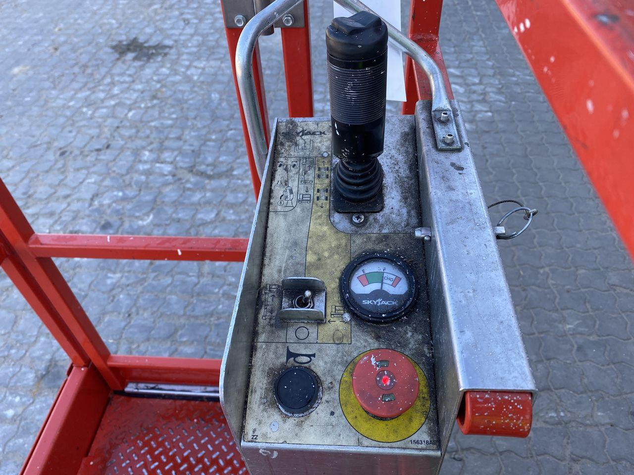 Skyjack SJ12 - Vertical mast lift: picture 3 Skyjack SJ12 - Vertical mast lift: picture 3
