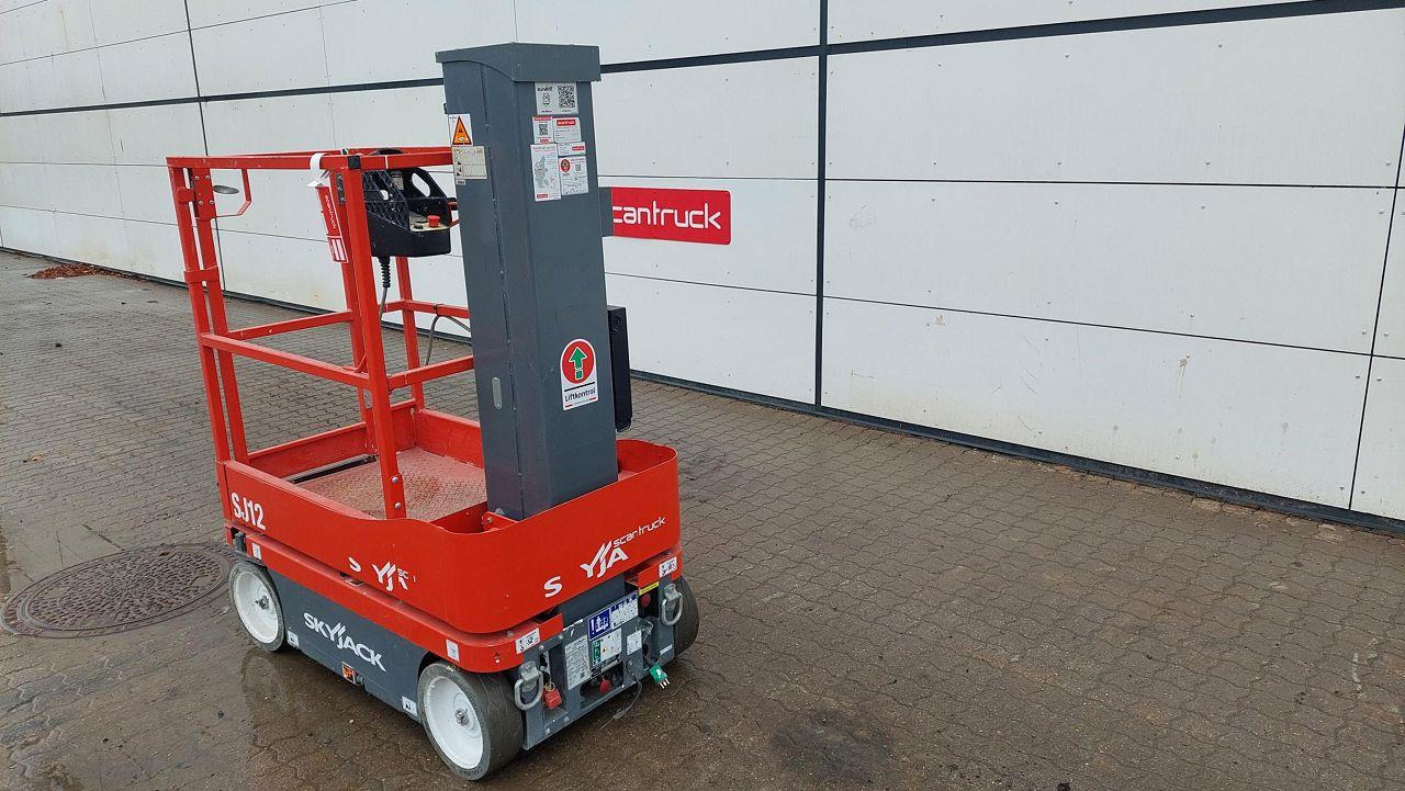 Skyjack SJ12 - Vertical mast lift: picture 2 Skyjack SJ12 - Vertical mast lift: picture 2