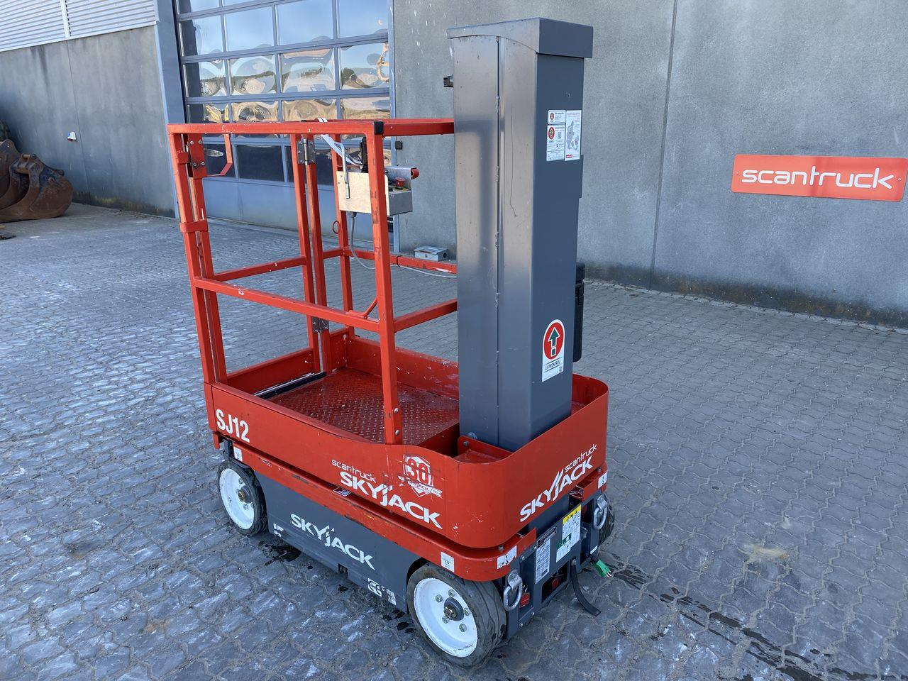 Skyjack SJ12 - Vertical mast lift: picture 2 Skyjack SJ12 - Vertical mast lift: picture 2