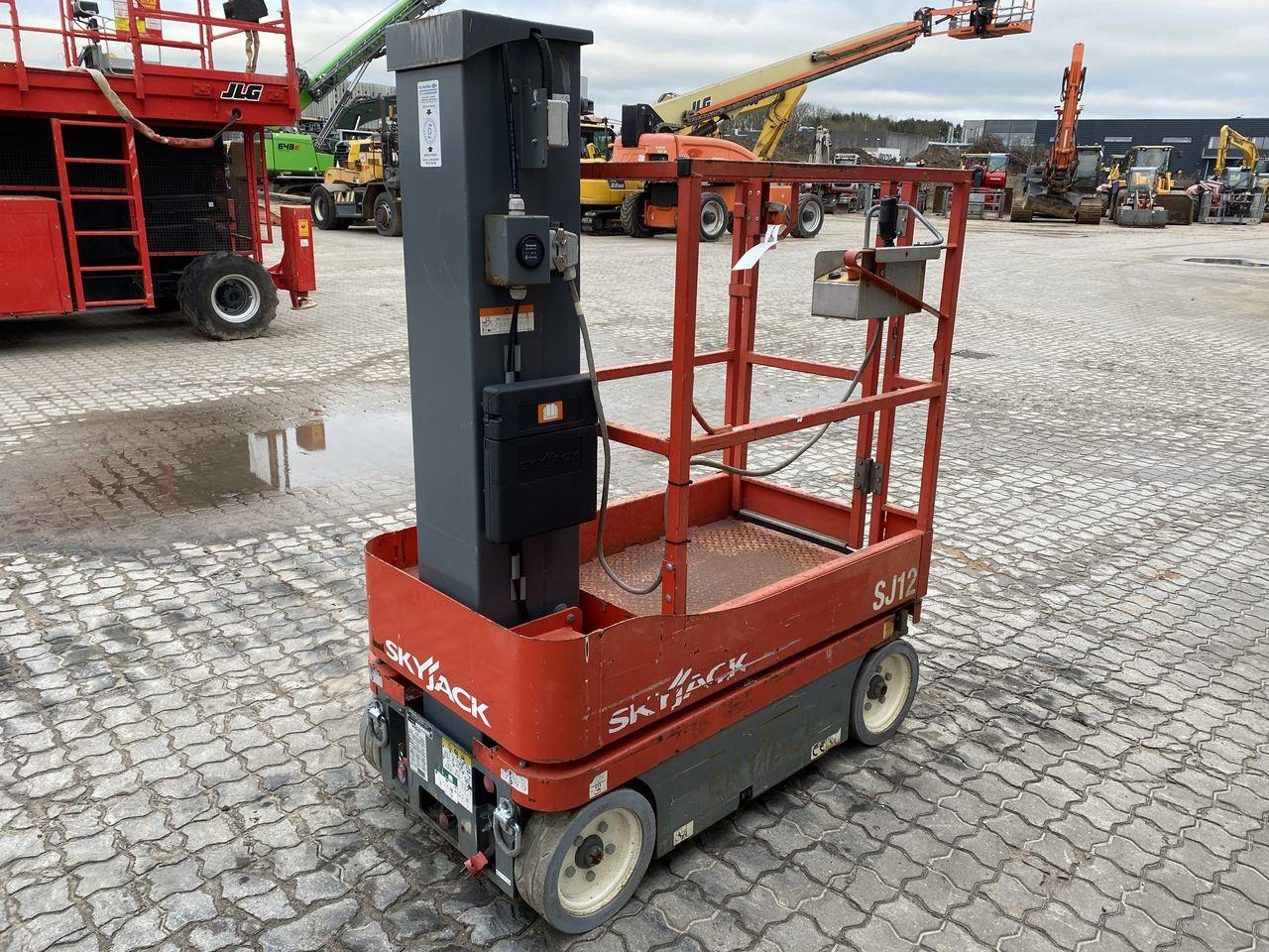 Skyjack SJ12 - Vertical mast lift: picture 4 Skyjack SJ12 - Vertical mast lift: picture 4