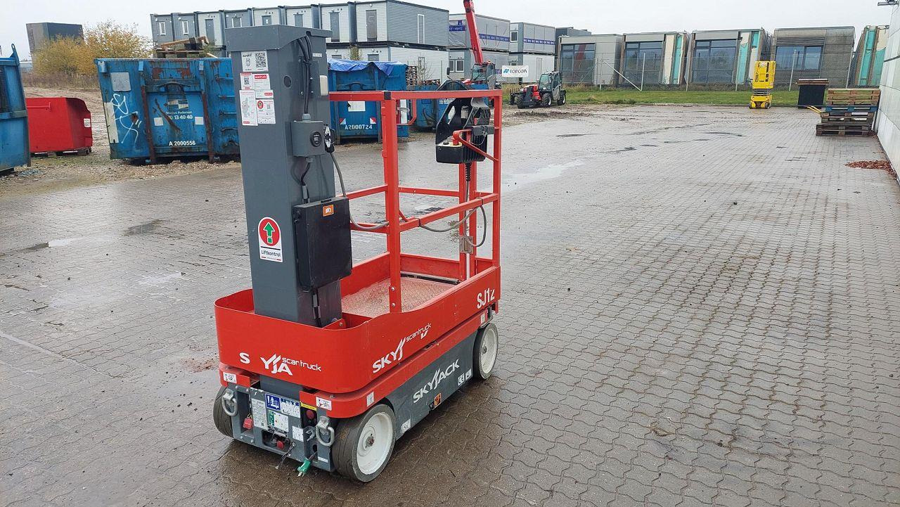 Skyjack SJ12 - Vertical mast lift: picture 3 Skyjack SJ12 - Vertical mast lift: picture 3