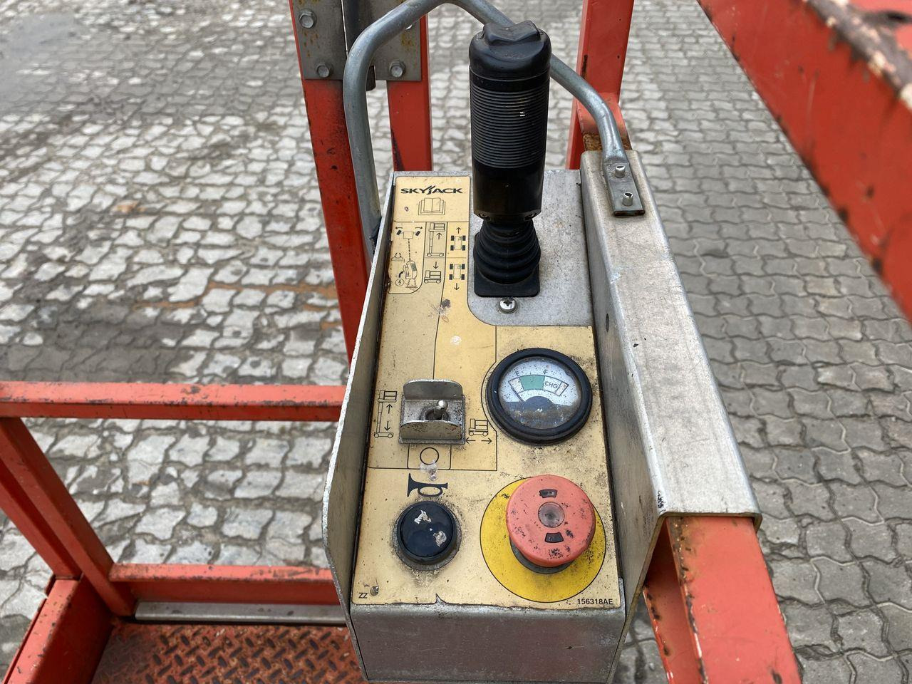 Skyjack SJ12 - Vertical mast lift: picture 3 Skyjack SJ12 - Vertical mast lift: picture 3