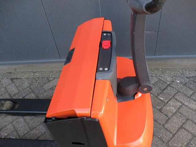 Toyota LWE 140 - Pallet truck: picture 4 Toyota LWE 140 - Pallet truck: picture 4