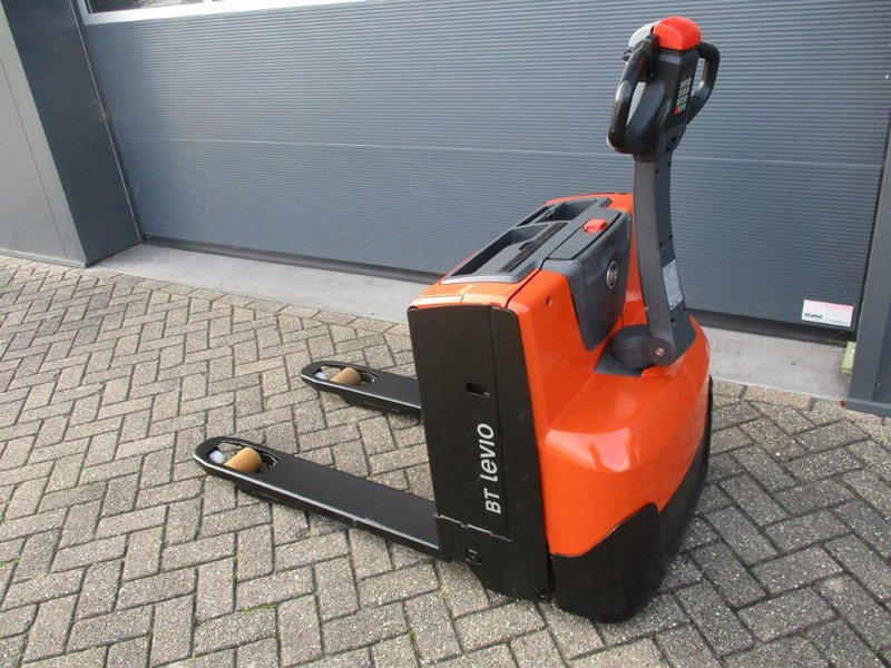 Toyota LWE160 - Pallet truck: picture 3 Toyota LWE160 - Pallet truck: picture 3