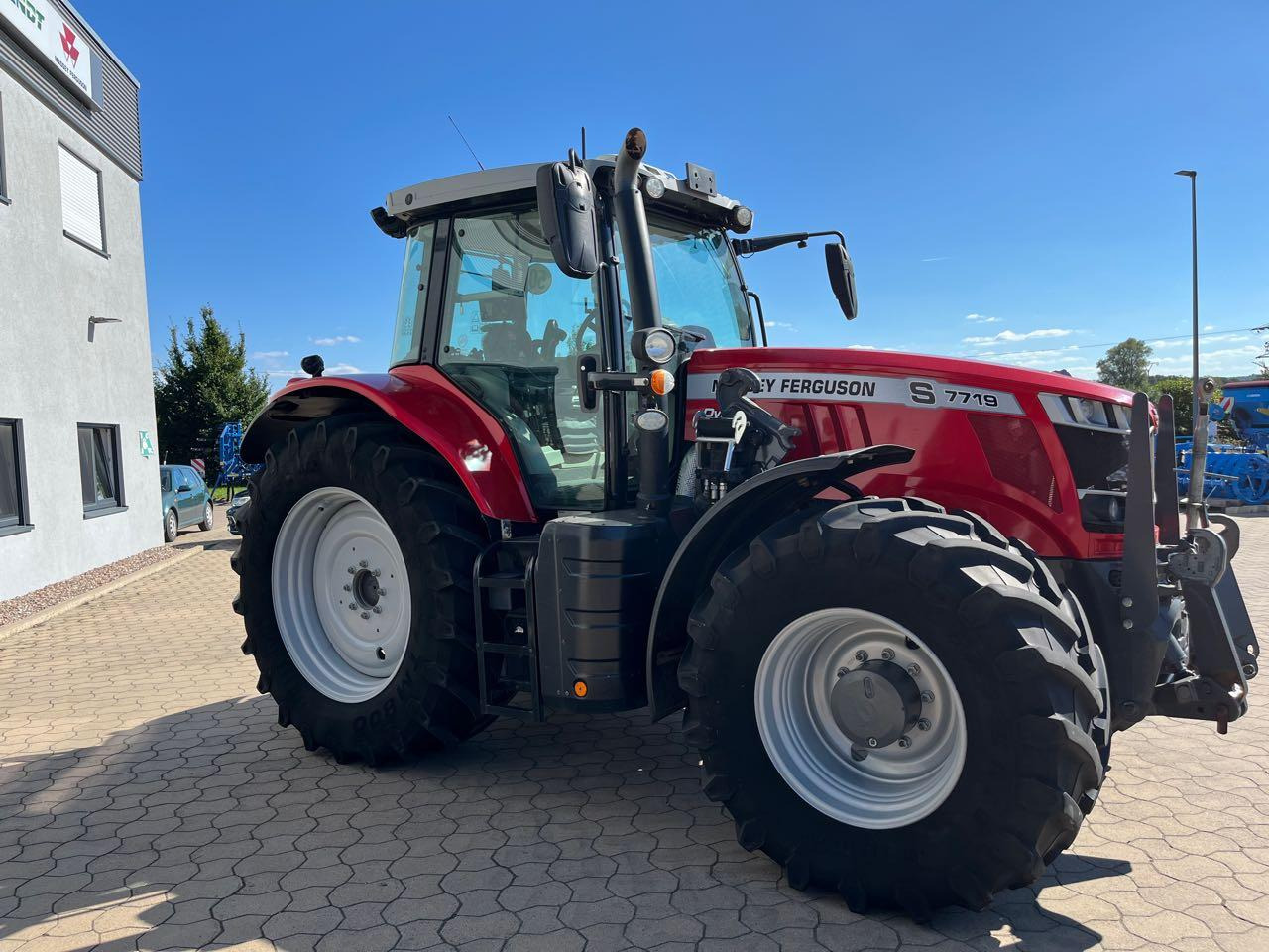 Massey Ferguson 7719 DynaVT - Farm tractor: picture 2 Massey Ferguson 7719 DynaVT - Farm tractor: picture 2