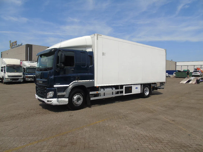 DAF CF 220 + CARRIER + EURO 6 + LIFT - Refrigerator truck: picture 2 DAF CF 220 + CARRIER + EURO 6 + LIFT - Refrigerator truck: picture 2