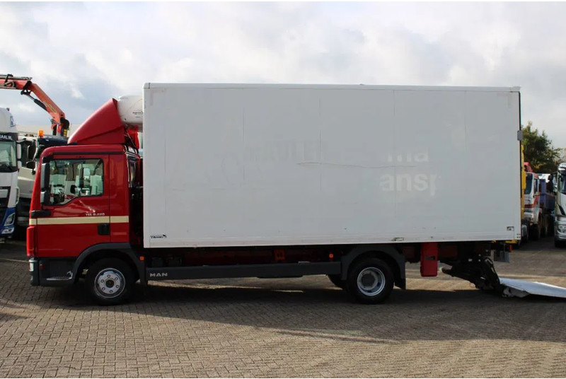 MAN TGL 8.220 + MANUAL + EURO 6 + LIFT - Refrigerator truck: picture 5 MAN TGL 8.220 + MANUAL + EURO 6 + LIFT - Refrigerator truck: picture 5
