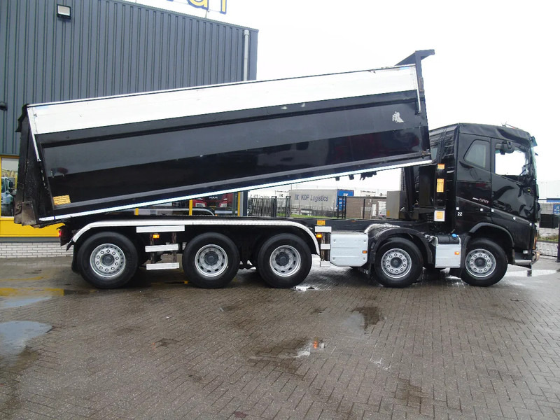 Volvo FH 500 + 10X4 + 33 CUB + SMALL DAMAGE CAB - Tipper: picture 3 Volvo FH 500 + 10X4 + 33 CUB + SMALL DAMAGE CAB - Tipper: picture 3